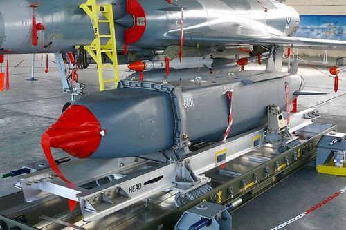 Rafale được đánh giá cao nhờ khả năng sử dụng tên lửa hành trình tiến công mặt đất Scalp, có tầm bắn đến 1.000km và độ chính xác cao. 2/3 số Rafales được Không quân Ai Cập mua đều có cấu hình hai buồng lái, trong đó phi công thứ hai chuyên về sử dụng vũ khí; đây là những phiên bản nghiêng về tiến công mặt đất.