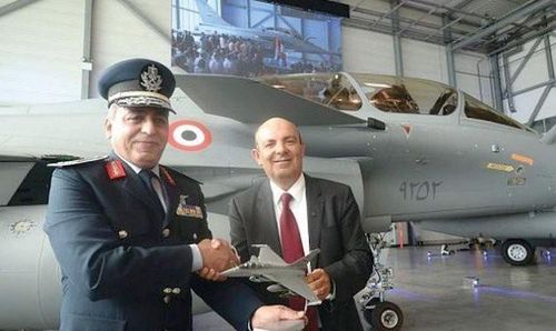 Hợp đồng mua chiến đấu cơ Rafale đánh dấu thỏa thuận đợt mua sắm máy bay chiến đấu cơ lớn thứ tư cho Không quân Ai Cập (sau hợp đồng mua Rafale đợt 1, mua tiêm kích MiG-29M và Su-35 của Nga), kể từ khi Quân đội nước này làm cuộc đảo chính lật đổ chính phủ Hồi giáo thân Mỹ vào năm 2013.