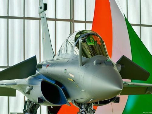 Trước đó, một hợp đồng mua Rafale cũng gây tranh cãi, được ký giữa Pháp và Ấn Độ mua 36 chiếc Rafale, có giá khoảng 217 triệu USD/chiếc; cao hơn 45% so với mức chi trả của Ai Cập. Phe đối lập tại Ấn Độ tố cáo tham nhũng, trong thỏa thuận mua máy bay Rafale của chính phủ đương nhiệm Ấn Độ.