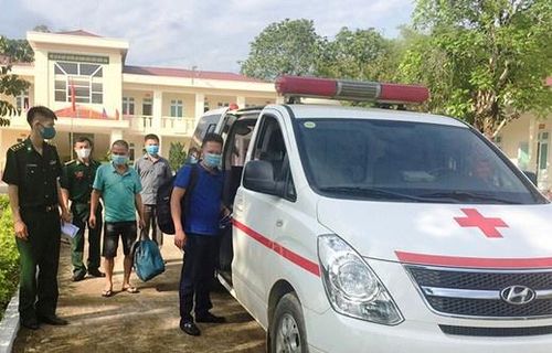Lực lượng chức năng đưa Tiến và Sửu đi cách ly y tế phòng dịch Covid-19. Ảnh: D.L.