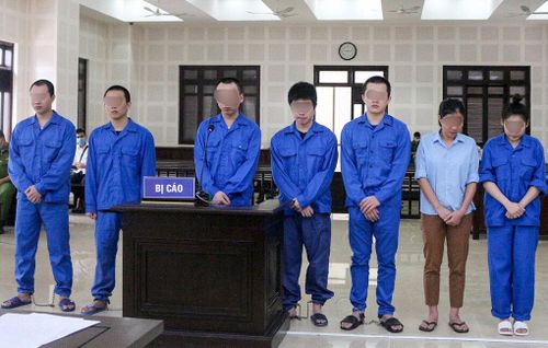 Các bị cáo trong vụ đưa người nhập cảnh trái phép trong phiên tòa vào tháng 4/2021
