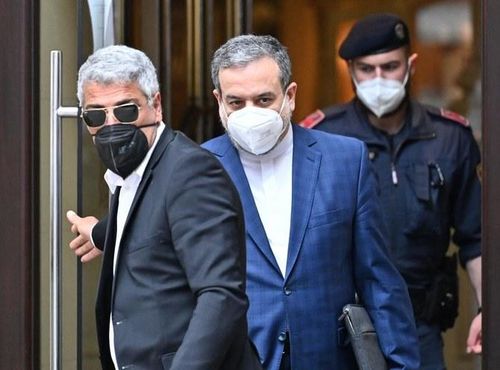 Thứ trưởng Ngoại giao Iran Abbas Araghchi rời phòng đàm phán hôm Thứ Sáu, 7/5/2021. Ảnh: AFP