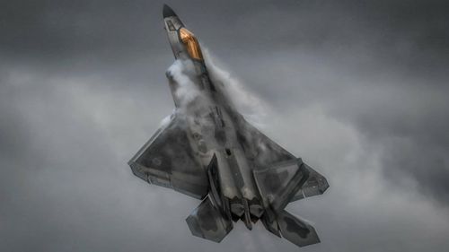  Lực lượng Không quân Mỹ dự định mua 750 chiếc F-22 Raptor nhưng chương trình đã bị hủy bỏ do chi phí quá cao. Cuối cùng chỉ có 187 chiếc F-22 Raptor được chế tạo và hoạt động. Dù là chiếc máy bay chiến đấu có tốc độ chậm nhất trong danh sách này (2.414 km/h), F-22 Raptor lại là chiến đấu cơ có ưu thế trên không mạnh nhất trên thế giới hiện nay. Ảnh: Military Watch Magazine. 