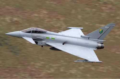  Ngày nay, Eurofighter Typhoon vẫn phục vụ trong lực lượng Không quân Anh, Đức, Italy và Tây Ban Nha. Đã có khoảng 571 chiếc Typhoon được sản xuất từ 2003 đến cuối năm 2020. Eurofighter Typhoon được bến đến là loại máy bay nhanh nhẹn và hiệu quả trong không chiến. Ảnh: Airliners. 
