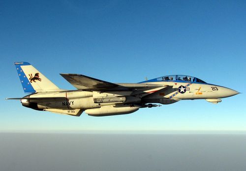  Vận tốc tối đa của F-14 Tomcat là 2.485 km/h, gấp đôi tốc độ siêu thanh (1.235 km/h). Hải quân Mỹ đã thay thế F-14 bằng F-18. F-14 là máy bay chiến đấu nổi tiếng nhờ đôi cánh biến đổi rất đặc biệt. Chúng được phát triển như một máy bay đánh chặn, chiếm ưu thế trên không và máy bay chiến đấu đa chức năng. Ảnh: Warbirdsnews. 