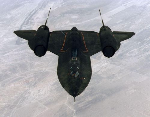  Chỉ có 32 chiếc Lockheed SR-71 Blackbird được sản xuất và tất cả đều đã được cho "nghỉ hưu". SR-71 được chế tạo bằng Titan, một kim loại rất khó gia công, đắt và hiếm. Dù không có chiếc nào bị tiêu diệt do hỏa lực đối phương, SR-71 lại bị nhiều chỉ trích vì thiếu an toàn và tỷ lệ tai nạn rất cao của nó, với 12 trong số 32 chiếc gặp sự cố và rơi khi đang hoạt động. Ảnh: NASA. 