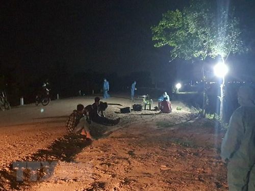 Các đối tượng nhập cảnh trái phép, bị lực lượng biên phòng Tây Ninh bắt giữ ngày 10/5. (Ảnh: TTXVN phát)