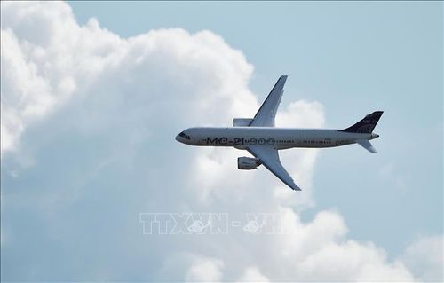Một máy bay của Nga bay trên bầu trời thủ đô Moskva. Ảnh: AFP/TTXVN