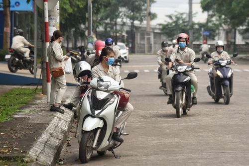  Công nhân khu công nghiệp Khai Quang (Vĩnh Yên) trong giờ tan ca. Ảnh: Ngọc Tân. 