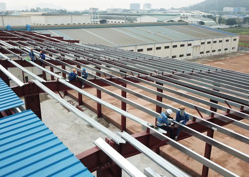  Công ty xe buýt Daewoo tại Khu công nghiệp Khai Quang vẫn đang mở rộng nhà xưởng trong bối cảnh dịch bệnh. Ảnh: Ngọc Tân. 