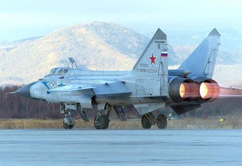 Theo mốt số thông tin, Iran đã hỏi mua MiG-31 trong những năm 1990, nhưng do áp lực của phương Tây đối với Nga, Iran đã không có được MiG-31. Trong số các máy bay chiến đấu đã qua sử dụng, MiG-31 sẽ là lựa chọn đắt tiền nhất, và nó đắt hơn nhiều máy bay chiến đấu mới như MiG-29M, đặc biệt là khi xét đến chi phí nâng cấp và chi phí vận hành cực cao của loại máy bay này.