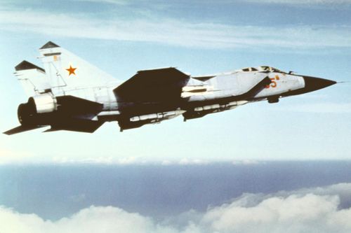 MiG-31M được trang bị radar mảng pha Zathlon, có khả năng bắt mục tiêu rất mạnh nhờ công suất lớn. Về vũ khí, MiG-31 được trang bị tên lửa không đối không R-37 có tầm bắn lên tới 400 km và trọng lượng đầu đạn là 60 kg. Có hơn 100 chiếc MiG-31 đã được niêm phong sau khi Liên Xô tan rã, hiện một số chiếc đã được vận chuyển ra khỏi kho và hiện đại hóa.