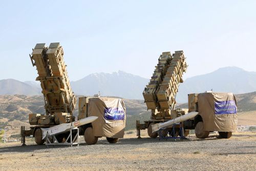 Để tăng cường lực lượng trong điều kiện khả năng kinh tế hạn chế, Iran có thể không mua máy bay chiến đấu mới, mà dựa vào hệ thống phòng không mặt đất hiện đại để bảo vệ không phận của mình; đồng thời dựa vào máy bay không người lái và tên lửa hành trình để tấn công đối phương.