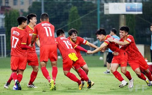 Tuyển Việt Nam tập luyện vui vẻ chờ ngày sang UAE. Ảnh: VFF
