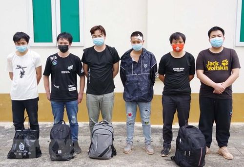 Nhóm người nhập cảnh trái phép bị bắt giữ. (Ảnh: TTXVN phát)