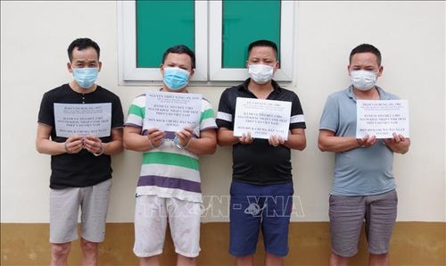 Các đối tượng tổ chức đưa đón người nhập cảnh trái phép bị bắt giữ. Ảnh: TTXVN phát
