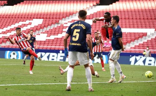  Khoảnh khắc Suarez sút tung lưới Osasuna. Ảnh: Getty. 