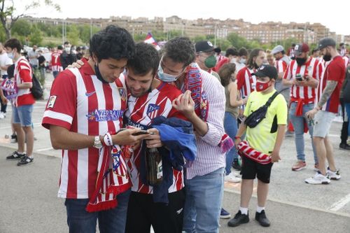  Các CĐV Atletico phải xem trận đấu qua điện thoại. Tại Tây Ban Nha, dịch Covid-19 chưa được kiểm soát hoàn toàn. Do đó, CĐV không được khuyến khích tụ tập ở sân. 