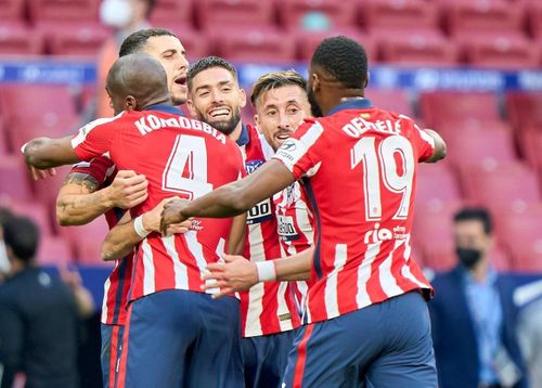  Các cầu thủ Atletico tiếp tục ăn mừng khi tiếng còi kết thúc trận đấu vang lên. Với chiến thắng này, Atletico có 83 điểm sau 37 trận. Họ cần đánh bại Valladolid ở vòng cuối để tự quyết chức vô địch. 