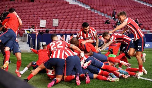  Cầu thủ Atletico ăn mừng cuồng nhiệt cùng Suarez. Đội chủ nhà đã gặp quá nhiều áp lực trước Osasuna. Khi Renan Lodi ghi bàn gỡ hòa 1-1 ở phút 82, Atletico vội đưa bóng trở lại vạch giữa sân và không ăn mừng. Họ đã chờ đến bàn thắng của Suarez để thể hiện cảm xúc. 