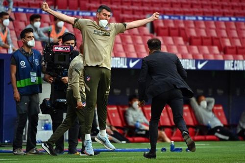  HLV Diego Simeone không ở lại sân ăn mừng cùng học trò, mà vội chạy vào đường hầm. 