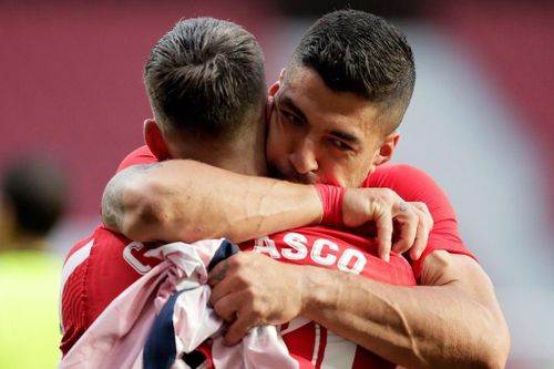  "Suarez đáng ra phải ghi bàn trong hiệp một. Nhưng ở khoảnh khắc mang tính quyết định, cậu ấy đã tỏa sáng. Đó là phẩm chất của cầu thủ lớn", Mundo Deportivo khen ngợi chân sút người Uruguay. 