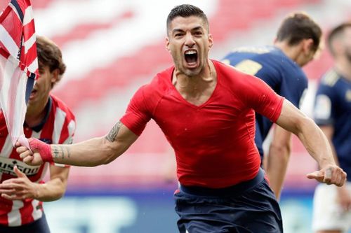  Pha cởi áo ăn mừng khiến Suarez nhận thẻ vàng, nhưng không là vấn đề. 