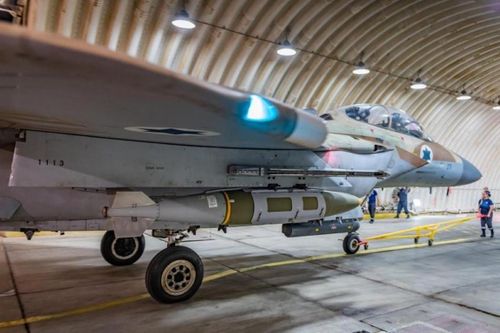 Ngoài ra, cũng có thể thấy tiêm kích hạng nặng F-15 cũng được phía Israel sử dụng để tham gia oanh kích, tấn công mục tiêu đối phương.