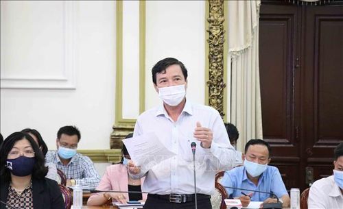 Thành viên Ủy ban bầu cử Thành phố phát biểu tại Phiên họp, chiều 18/5.