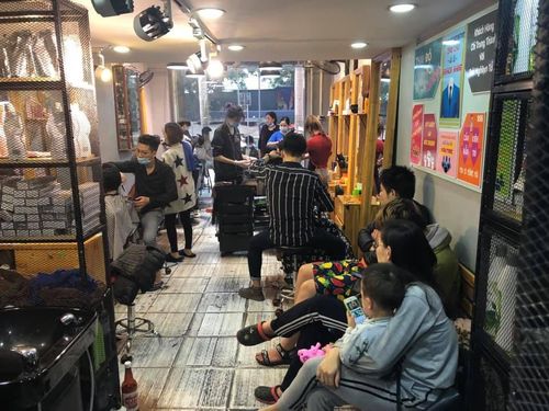 Từ chủ một tiệm tóc chục nhân viên ở Thanh Trì (Hà Nội), anh T đã lâm vào cảnh nợ nần, mất uy tín với những người xung quanh vì Forex. Ảnh: Nguyễn T.
