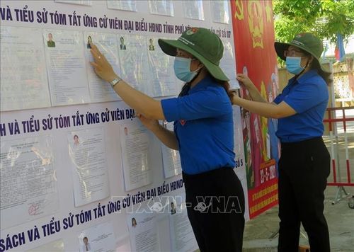 Các bạn Đoàn viên thanh niên phường 4, thành phố Tuy Hòa tình nguyện tham gia trang trí điểm bỏ phiếu bầu cử.