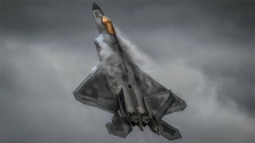 Lực lượng Không quân Mỹ dự định mua 750 chiếc F-22 Raptor nhưng chương trình đã bị hủy bỏ do chi phí quá cao. Cuối cùng chỉ có 187 chiếc F-22 Raptor được chế tạo và hoạt động. Dù là chiếc máy bay chiến đấu có tốc độ chậm nhất trong danh sách này (2.414 km/h), F-22 Raptor lại là chiến đấu cơ có ưu thế trên không mạnh nhất trên thế giới hiện nay. Ảnh:Military Watch Magazine.