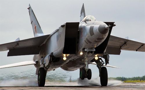 Mikoyan MiG-25 Foxbat và MiG-31 Foxhound (3.057 km/h):MiG-25 được Liên Xô phát triển từ những năm 1960 và là một trong những máy bay quân sự nhanh nhất thế giới từng được đưa vào biên chế. Ngày nay, hầu hết MiG-25 Foxbat đã được cho "nghỉ hưu" và thay thế bằng MiG-31. Ảnh:Migflug.