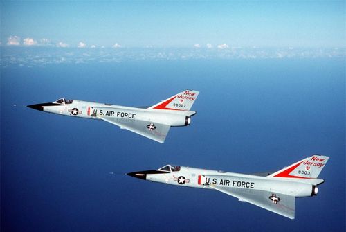 Convair F-106 được trang bị động cơ phản lực turbo J-75, tốc độ tối đa của chiến đấu cơ đánh chặn này là 2.455 km/h, tầm bay tối đa 4.300 km và tầm bay chiến đấu 2.900 km. Ảnh:Avgeekery.
