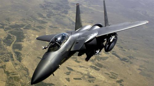 Tốc độ tối đa của F-15 Eagle là 2.655 km/h, nó được mệnh danh là một trong những máy bay chiến đấu hiện đại thành công nhất. F-15 Eagle đã có hơn 100 chiến thắng trước các máy bay khác mà không tổn thất gì, phần lớn trong số đó thuộc về Không quân Israel. Ảnh:Crewdaily.
