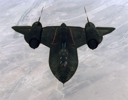 Chỉ có 32 chiếc Lockheed SR-71 Blackbird được sản xuất và tất cả đều đã được cho "nghỉ hưu". SR-71 được chế tạo bằng Titan, một kim loại rất khó gia công, đắt và hiếm. Dù không có chiếc nào bị tiêu diệt do hỏa lực đối phương, SR-71 lại bị nhiều chỉ trích vì thiếu an toàn và tỷ lệ tai nạn rất cao của nó, với 12 trong số 32 chiếc gặp sự cố và rơi khi đang hoạt động. Ảnh:NASA.