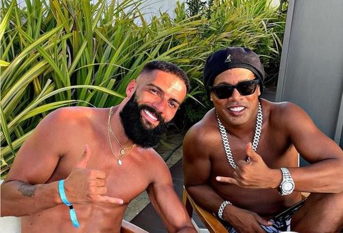 Bức ảnh Liridon Krasniqi chụp cùng huyền thoại Ronaldinho trong bối cảnh đại dịch COVID-19 đã thu hút sự quan tâm của người hâm mộ bóng đá Malaysia. ẢNH: ISNV