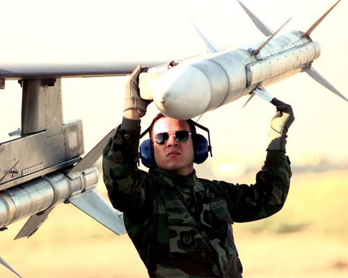 Chưa hết, để giữ cho “đồng minh ruột” Israel, chiếm lợi thế tuyệt đối trong khu vực, Ai Cập cũng bị cấm mua các loại vũ khí tiên tiến cho phi đội tiêm kích F-16 của họ, cụ thể là tên lửa không đối không AIM-120.