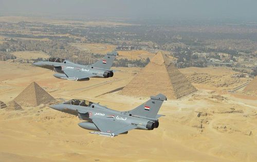 Việc Không quân Ai Cập trang bị cả MiG-29M, Su-35 và Rafale được cho là đã đánh dấu sự khởi đầu của quá trình khôi phục tiềm năng của một cường quốc quân sự thế giới. Và quan trọng hơn, Ai Cập đã không phải mang danh “đồng minh hạng hai”, khi không được trang bị những vũ khí hiện đại như một số quốc gia trong khu vực. Nguồn ảnh: Pinterest.