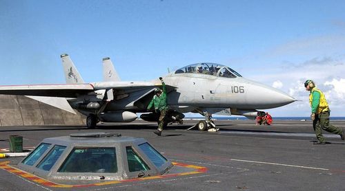 F-14 Tomcat có sải cánh rộng, do đó phi công phải giữ thăng bằng tốt khi hạ cánh.