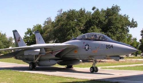 F-14 phiên bản A và B được trang bị radar xung Doppler AWG-9. Đây là loại radar chưa được nhạy bén..