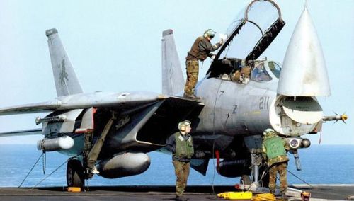 Sau đó Mỹ đã phát triển radar APG-71 với năng lực vượt trội để trang bị cho dòng tiêm kích hạm chủ lực này.