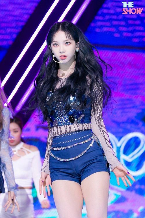 Karina sinh năm 2000, là center (đứng vị trí trung tâm) trong nhóm nhạc aespa của SM Entertainment. Trước khi ra mắt, cô biểu diễn cùng đàn anh Tae Min (SHINee) hay quay quảng cáo với Kai (EXO). Cô được đánh giá cao về kỹ năng biểu diễn, thần thái cuốn hút, tự tin.