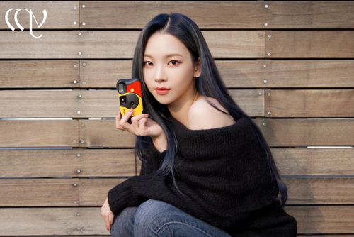 aespa theo đuổi concept khác biệt so với các nhóm nhạc Kpop. Mỗi thành viên trong nhóm có phiên bản ảo. Đây là nhóm nhạc nữ đầu tiên của SM kể từ Red Velvet ra mắt năm 2016. aespa được đánh giá hiện là một trong hai nhóm nhạc nữ thế hệ thứ 4 tiêu biểu nhất Kpop cùng ITZY.