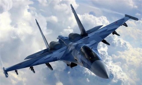 Đứng thứ hai trong bảng xếp hạng là tiêm kích đa năng Su-35 của Nga. Theo mô tả của ấn phẩm, Su-35 được thiết kế cho nhiệm vụ đánh chặn và tiêu diệt tất cả các loại mục tiêu trên không, đồng thời tác chiến giành ưu thế trên không. Máy bay Su-35 cũng có khả năng phá hủy cơ sở hạ tầng mặt đất được bảo vệ bởi hệ thống vũ khí phòng không. Ngoài ra, Su-35S được trang bị pháo 30mm, có 12 điểm treo. Chúng có thể phát hiện mục tiêu ở khoảng cách trên 400 km. Radar của Su-35S có thể theo dõi đồng thời 30 mục tiêu. Phạm vi bay của máy bay chiến đấu trong điều kiện không cần tiếp nhiên liệu là hơn 3.500 km.