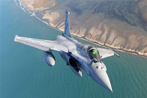 Đứng ở vị trí thứ ba là máy bay chiến đấu Dassault Rafale của Pháp. Đây là loại máy bay chiến đấu 2 động cơ do Dassault Aviation sản xuất, có khả năng thực hiện đa nhiệm vụ. Nó có thể được sử dụng cho các cuộc tấn công trên bộ và trên biển, trinh sát và ngăn chặn một cuộc tấn công hạt nhân. Máy bay Rafale được phát triển cho Hải quân và Không quân Pháp. Nó dự kiến sẽ là máy bay chiến đấu chủ lực của Lực lượng vũ trang Pháp đến năm 2050.