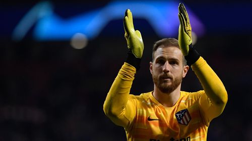  Dưới sự chỉ đạo của Oblak trong khung gỗ, hàng thủ Atletico giữ sạch lưới 18 trận từ đầu mùa. Oblak là cái tên không thể thay thế khi anh ra sân trọn vẹn 37 trận đấu ở La Liga. 