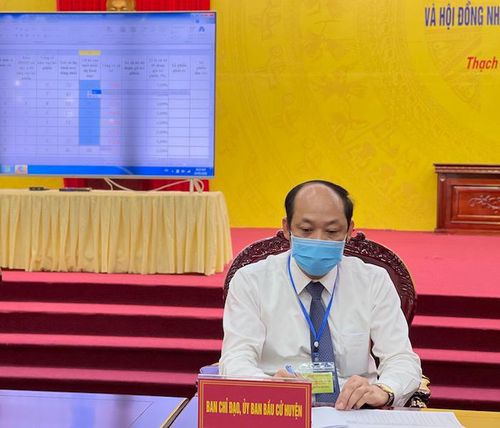  Phó Chủ tịch HĐND, Phó Chủ tịch Thường trực Ủy ban bầu cử huyện Thạch Thất Cấn Văn Hương túc trực tại Phòng Tổng hợp, chỉ đạo cập nhật liên tục công tác bầu cử sáng 23/5