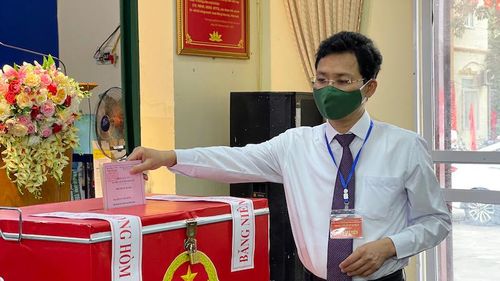  Bí thư Huyện ủy Thạch Thất Phạm Quý Tiên bỏ phiếu đầu tiên tại Khu vực bầu cử số 2, thị trấn Liên Quan
