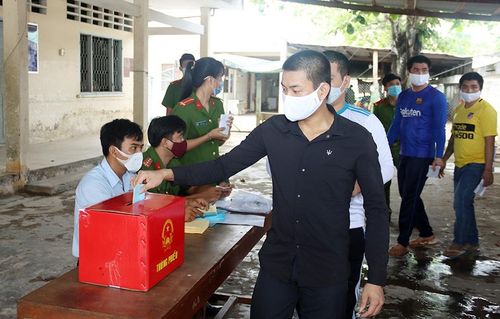 Người đang bị tạm giam, tạm giữ đang thực hiện quyền bầu cử